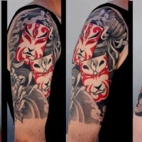 Japanisches traditionelles farbiges Schulter Tattoo mit verschiedenen Masken und Blumen