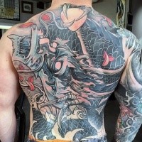 Traditioneller japanischer Stil gefärbtes Tattoo am ganzen Rücken und Ärmel von  Fantasiedrachen mit magischer Kugel