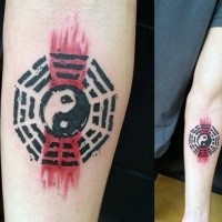 Traditioneller japanischer Stil kleines Unterarm Tattoo mit Yin-Yang Symbol