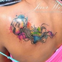 Qualle Tattoo am Rücken von Javi Wolf mit farbigen Farbentropfen im Aquarell Stil