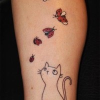 Tatuaggio sulla gamba il gattino & le coccinelle