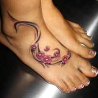 bel disegno ramo di fiori rosa tatuaggio su piedi di ragazza