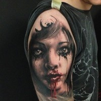 Tatuaje en el brazo, chica que llora con la boca en sangre