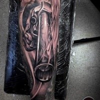 Großes schwarzes 3D Stil Unterarm Tattoo mit Revolver