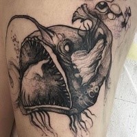 Grande inchiostro nero dipinto da Joanna Swirska coscia il tatuaggio di pesce demoniaco