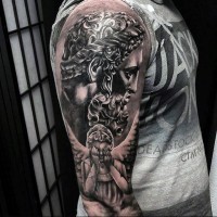 Großes schwarzes Schulter Tattoo mit antiker Statue und Engel