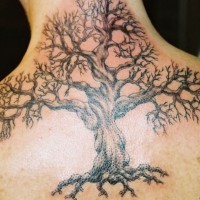 Tatuaje en la espalda de un gran árbol negro.