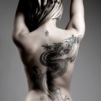 largo drago nero cinese tatuaggio sulla schiena