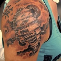 Tatuaje  de linterna china en el brazo