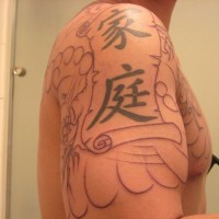 Tatuaje en el brazo, cita china en rollo