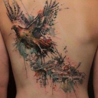 Gros oiseau coloré le tatouage sur le dos