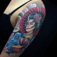Tatuaje en el brazo,  geisha  japonesa magnífica con paraguas y abanico