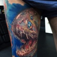 Großes farbiges Oberschenkel Tattoo mit bösem Wildfisch