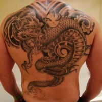 Großer bunter Drache und Kristallkugel Tattoo am Rücken
