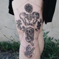 Großes im Gravur Stil schwarzes Bein Tattoo mit verschiedenen Bildern mit niedlichem kleinem Tier