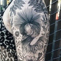 Großes im Gravur Stil schwarzes Schulter Tattoo von Vogel mit Blumen