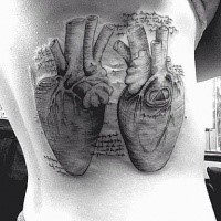 Großes im Gravur Stil schwarzes Seite Tattoo mit menschlichem Herzen und Schriftzug