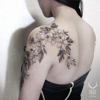 Large incredible looking scapular and shoulder tattoo of nice flowers by Zihwa
