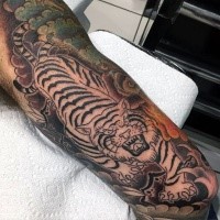 Großes traditionelles japanisches farbiges Tattoo am halben Ärmel mit Tiger im Dschungel