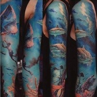 Großes mehrfarbiges Ärmel Tattoo von Unterwasser wie mit Haien und Fischen