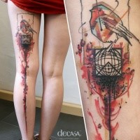 Großes mehrfarbiges Tattoo am ganzen Bein von schönem Vogel und Globus