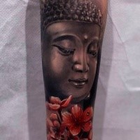 Großes im Realismus Stil farbiges Unterarm Tattoo mit der Buddhas Statue und Blumen