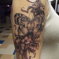 Tatuaje en el brazo, cara de tigre en mariposa y flores preciosas