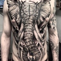 Großes wie holzernes farbiges Tattoo an ganzer Brust und Bauch mit großem mystischem Elefanten