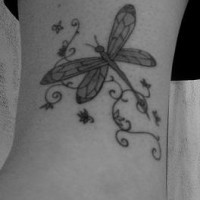 Bein Tattoo, graue, fliegende Libelle, dekoriert
