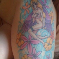 Bein Tattoo, nackte, malerische, geflügelte Fee, Blumen