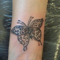 particolare farfalla disegno leopardato tatuaggio su polso