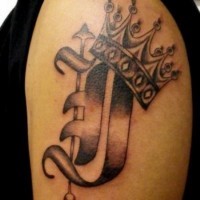 lettera  e corona tatuaggio sulla spalla per uomo