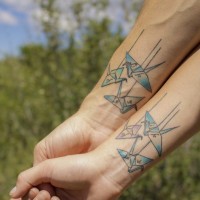 Tatuajes en los antebrazos, pájaros de papel para amigos
