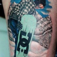 Lifelike colored thigh tattoo of cool man with snowboard