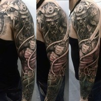 Tatuaje en el brazo,
 samurái intrépido  detallado con espada