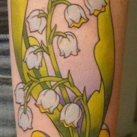Tatuaje en la pierna, bouquet de lirios del valle