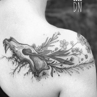 Estilo de línea tatuaje de escapulario de tinta negra grande de cráneo de animal con flores de Dino Nemec