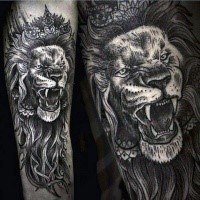 Tatouage de bras à encre noire de style linework de lion rugissant avec couronne