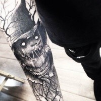 Linienwerk Stil schwarzes Unterarm Tattoo mit bösem Vogelscheuche