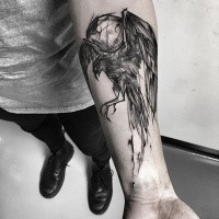 Inchiostro nero stile linoleum dipinto da Inez Janiak tatuaggio di corvo sull'avambraccio