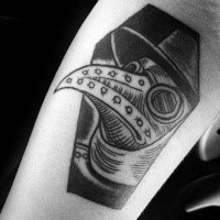 Tatuagem de tinta preta estilo Linework de retrato médico de peste