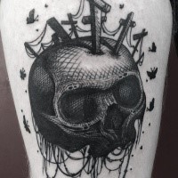 Linework estilo tinta preta coxa tatuagem de crânio assustador com cruzes pintadas por Dino Nemec