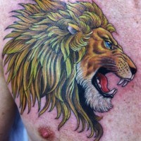 Tatuaje en el pecho, 
león peligroso con ojos azules