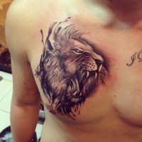 Tatuaggio sul petto la faccia di leone aggressivo