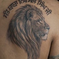 Tatuaggio sulla spalla il leone e la scritta