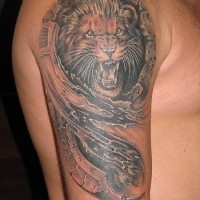Tatuaggio grande sul braccio il leone con la bocca spalancata