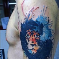 Löwenkopf mehrfarbiges Aquarell Schulter Tattoo mit Farbentropfen