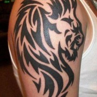La tête de lion tribal le tatouage sur l'épaule