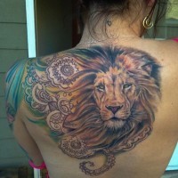 Löwenkopf mit Tintenfisch Tattoo am Rücken