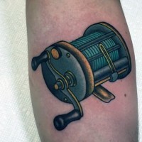piccola 3D colorato bobina da pesca tatuaggio su braccio